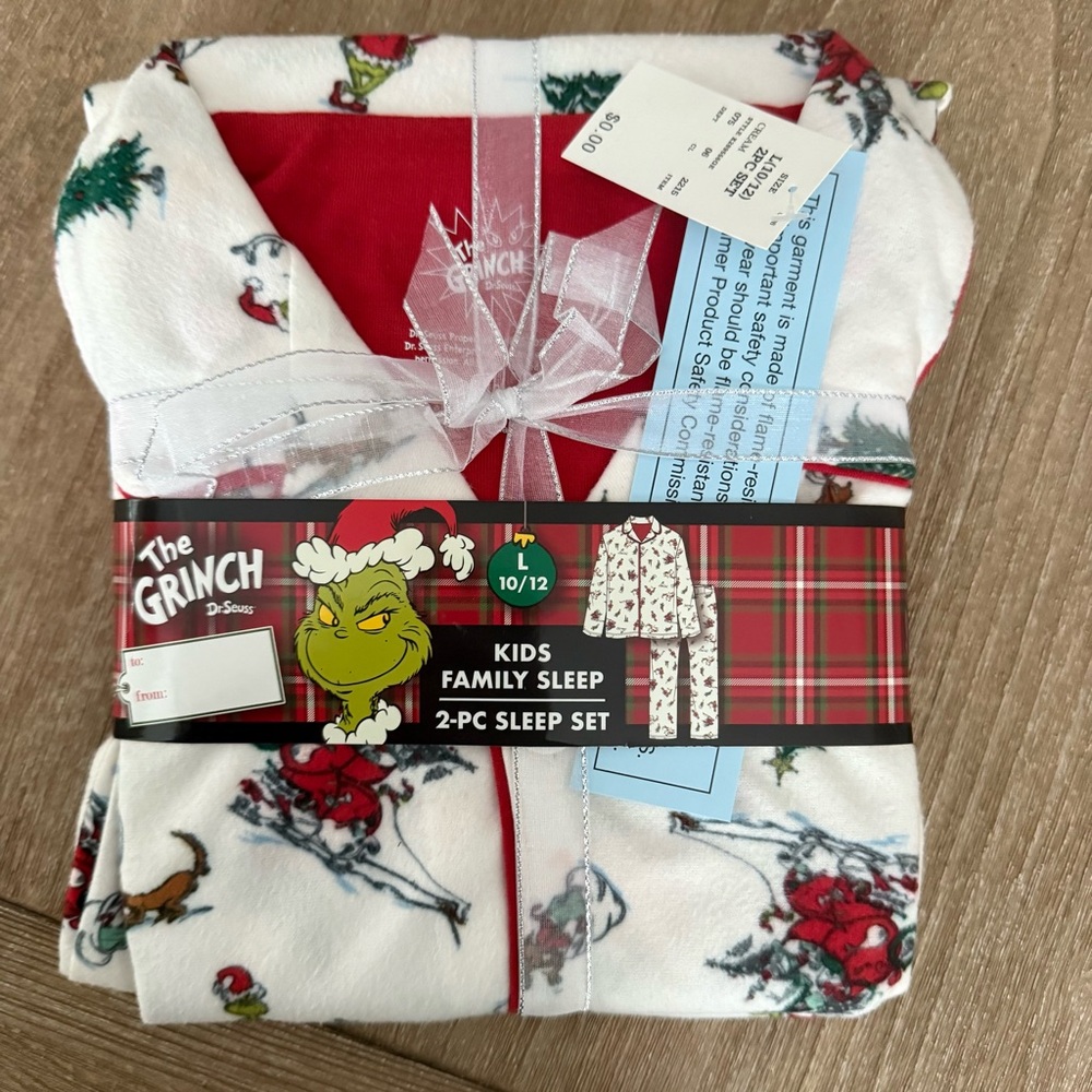 The Grinch Print 2PC Holiday Winter Matching Family Pajamas Cream Youth L 10/12